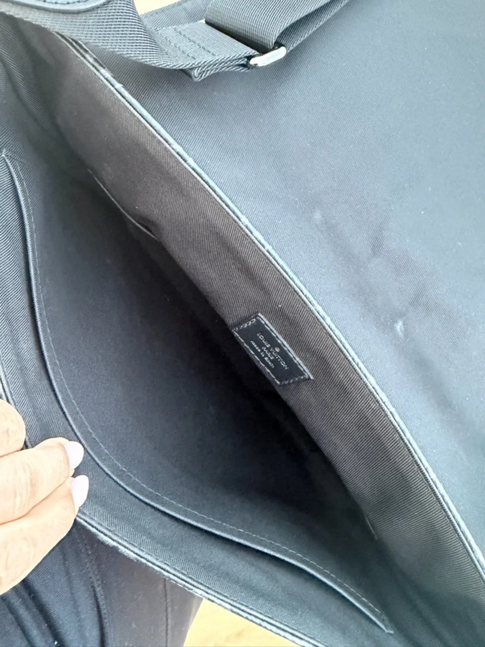 Louis Vuitton District Messenger Bag PM - Picture 5 of 5